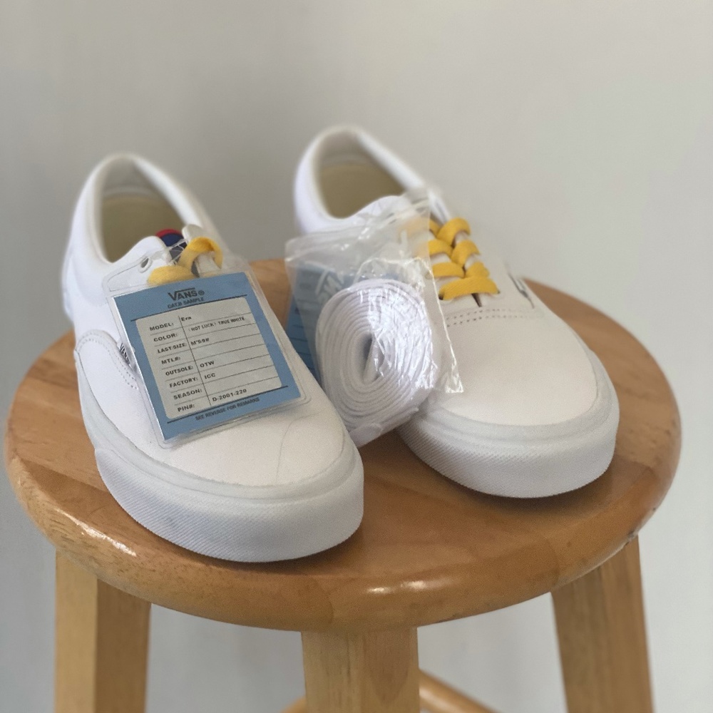 VANS SIZE 9 TRUE WHITE